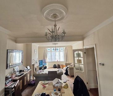 4 Bed Terraced House, Westrow Drive, IG11 - Photo 2