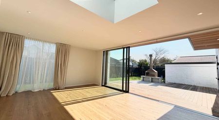 One year old Executive home - Photo 2