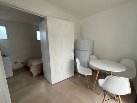 A LOUER - STUDIO MEUBLÉ D'ENVIRON 16,90 M² - LE TAMPON - LOYER 580,00 € - Photo 3