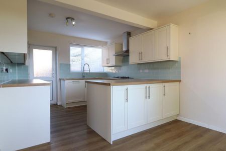 3 bedroom semi-detached house to rent - Photo 5