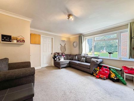 2 bedroom maisonette to rent - Photo 2