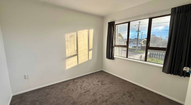 Sunny, Spacious & Ready to go! - Photo 1