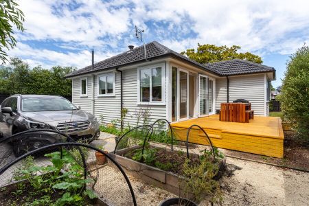 Beautifully Renovated 3-Bedroom Home in a Prime Christchurch Location! - Photo 2