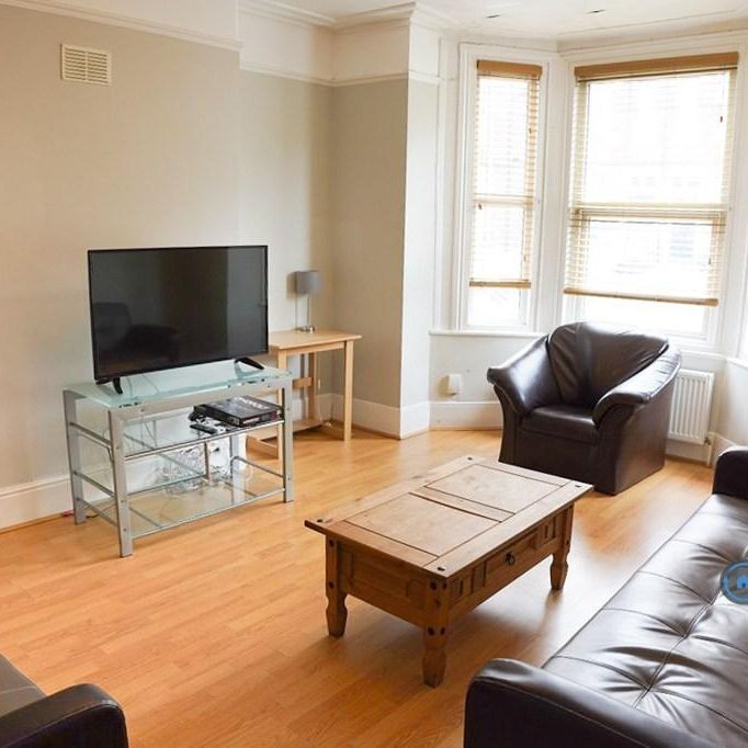 6 bedroom semi-detached house to rent - Photo 1