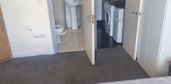 Studio Flat, Scarborough Road, E11 - Photo 2