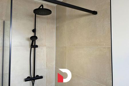 Gerenoveerde, lichtrijke woning met 3 slaapkamers en garage - Foto 2