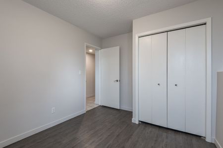 1910 29 St SW, Calgary - Photo 2