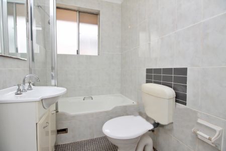 Tastefully Updated 2-Bedroom Apartment moments from Parramatta CBD! - Photo 4