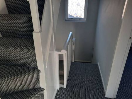 Partly Furnished 2 Bedroom Terrace - Photo 2