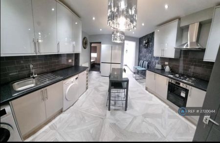 1 bedroom in a house share to rent - Photo 4