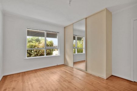 Spacious Three Bedroom Traditional Home - Photo 2