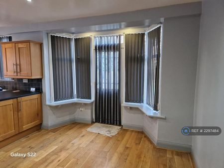 4 bedroom semi-detached house to rent - Photo 3