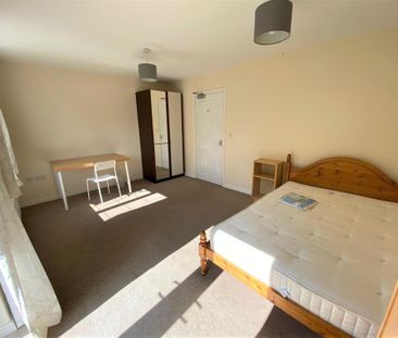 4 bedroom mews to rent - Photo 3