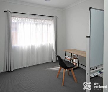 Modern 4 Bedroom Home - Photo 3