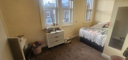 4 Bed - 10 Knowle Road, Burley, Leeds - LS6 3EP - Student - Photo 5