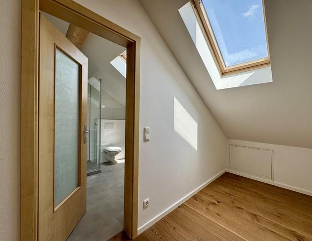 Moderne Dachgeschosswohnung auf Neubau-Niveau, frisch saniert, ruhig, sonnig im Herzen von Miesbach - Foto 1