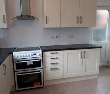 4 bedroom semi-detached house to rent - Photo 4