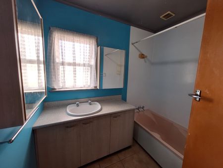 Family home with a big yard! - Photo 4