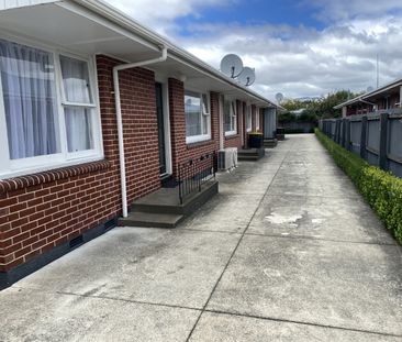 Front unit in Linwood with fenced courtyard. - Photo 2