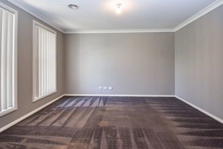 21 Robinson Court, Orange. - Photo 3