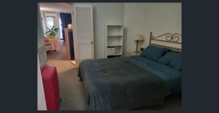 Stunning Top-Floor Apartment in the Heart of Cairns City - Photo 4