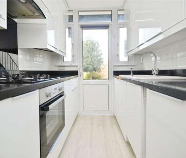 Grove Court, The Grove, Upminster, Essex, RM14 - Photo 4