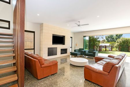 Modern Family Living in Peaceful Springhill Estate - Photo 5