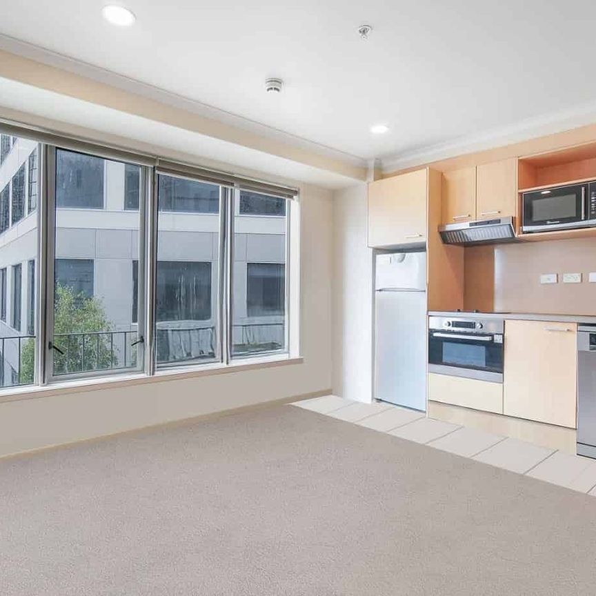 Centrally located 3 bedroom apartment available now - Photo 1