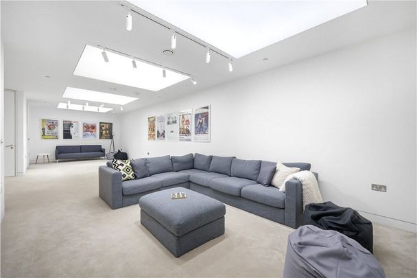 Boasting an highly enviable location this beautifully designed 3 bedroom mews house offers high specification fittings with luxurious décor. - Photo 1