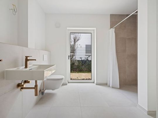 Von Grün und Wasser umgeben. - Foto 1