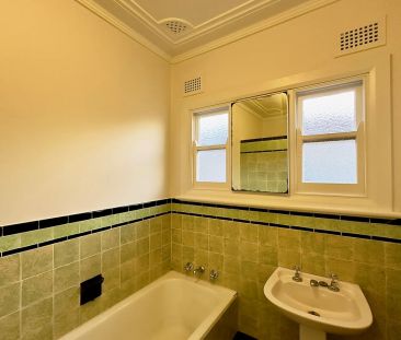 Beautiful 3-Bedroom Family Residence - Photo 6