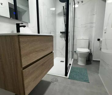 Room in a shared 7-bedroom apartment for rent in Embajadores, professionals and students only - Photo 2