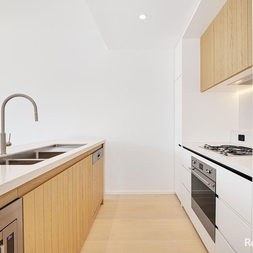 BRAND NEW LUXURIOUS APARTMENT IN THE HEART OF NEWMARKET PRECINCT - Photo 1