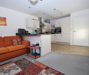 The Fouracres, Wakefield - Photo 1