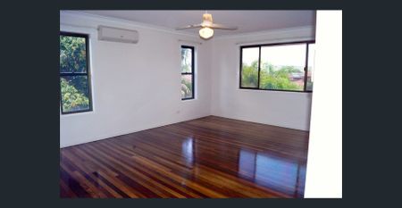 Large Family Home in Stafford Heights - Photo 4