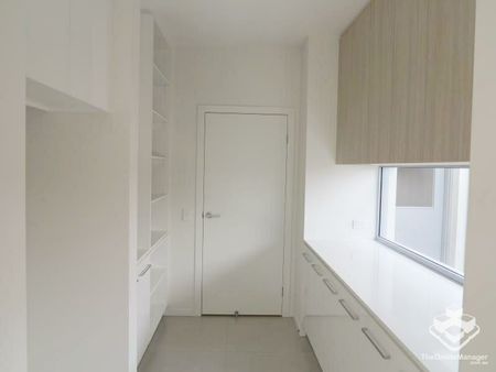 Executive Modern Designed Family Home - Photo 5