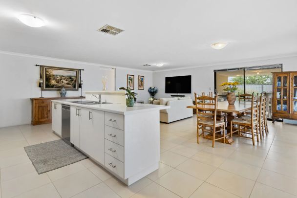Spacious home in Baldivis Central. - Photo 1