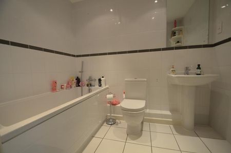 Catalonia Apartments, Watford, WD18 - Photo 2