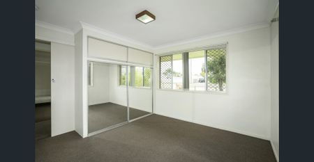 CONVENIENTLY POSITIONED WITH A LAYOUT TO SUIT THE FAMILY - Photo 3