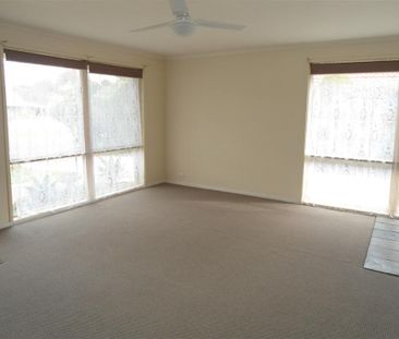 charming 3 bedroom home - Photo 2
