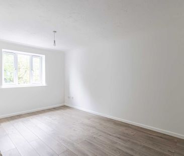 2 bed Flat for rent - Photo 2