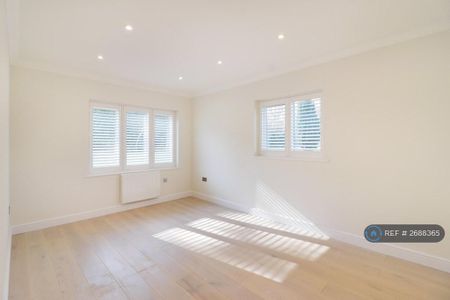 3 bedroom flat to rent - Photo 3