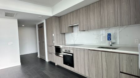 For Lease - 3 Concord Cityplace Way Unit# 5811, Toronto, Ontario - Photo 2