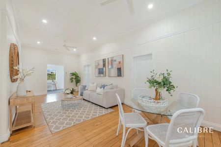 “Spacious Queenslander with Big Backyard and Dual Living Option” - Photo 3
