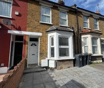 3 bedroom flat to rent - Photo 6