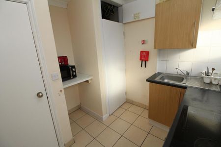 1 bedroom in a house share to rent - Photo 2