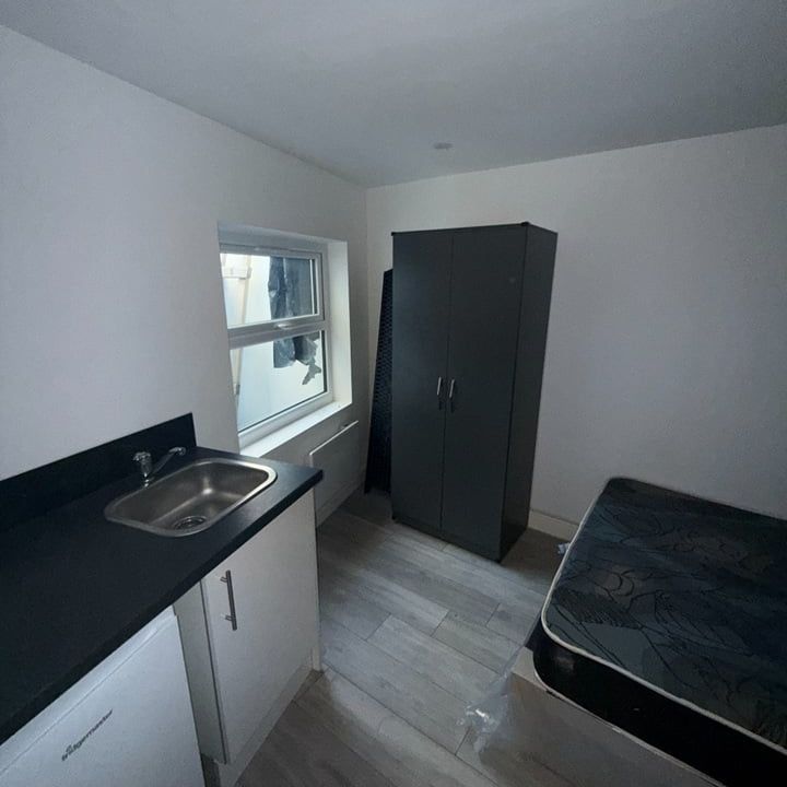 Studio Flat, High Street, CR7 - Photo 1