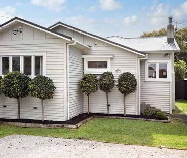 SUNNY AND SPACIOUS FOUR BEDROOM ON ST ALBANS - Photo 2