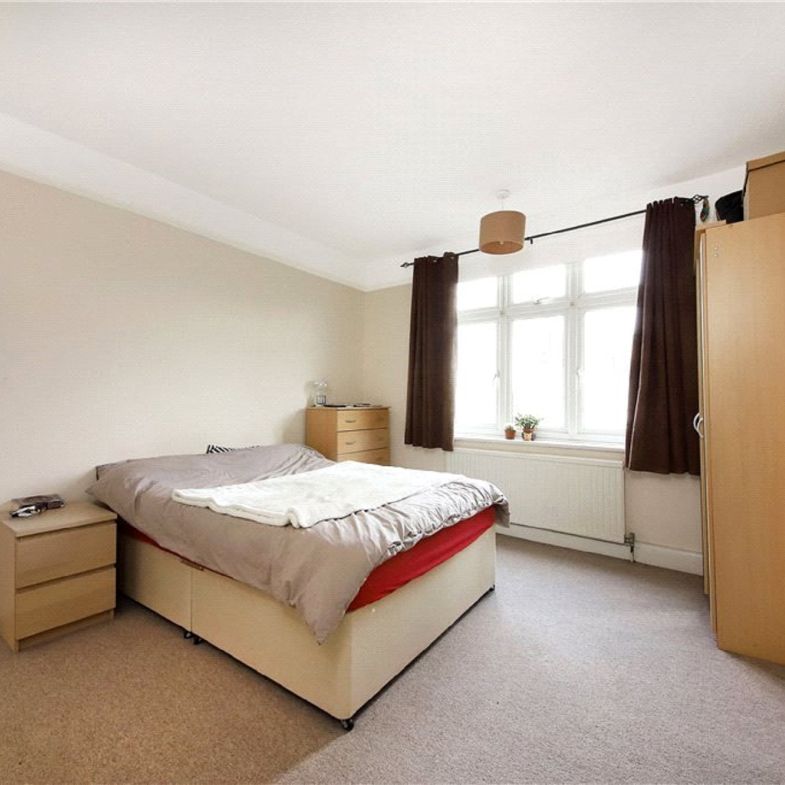Double bedroom available in a 2 bedroom flat - Photo 1