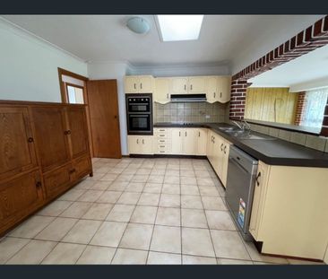 THREE BEDROOM HOUSE IN FAIRFIELD WITH GREAT LOCATION! - Photo 4